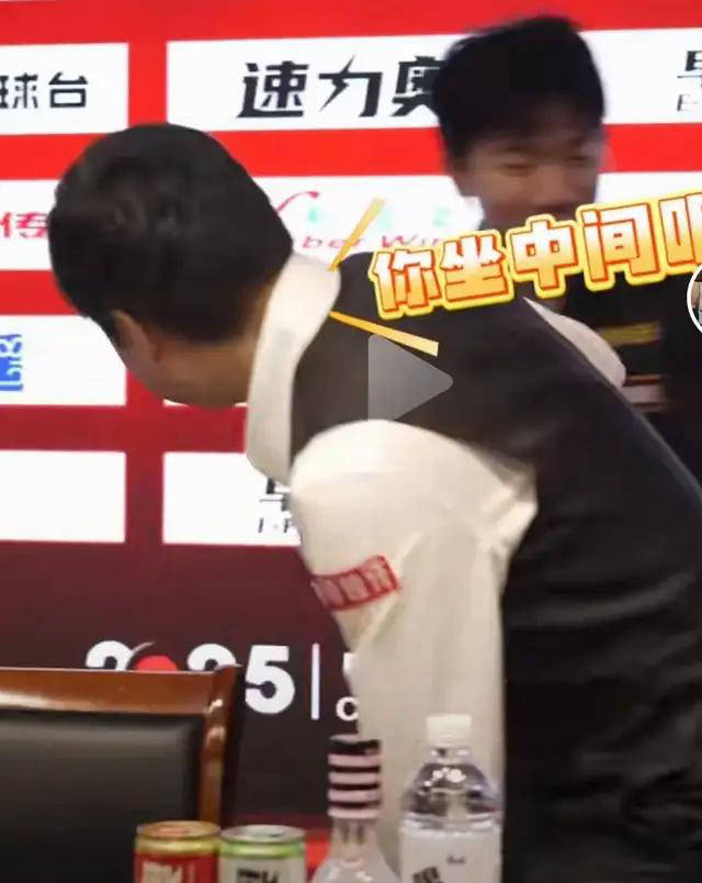 自己则坐在 自己则坐在